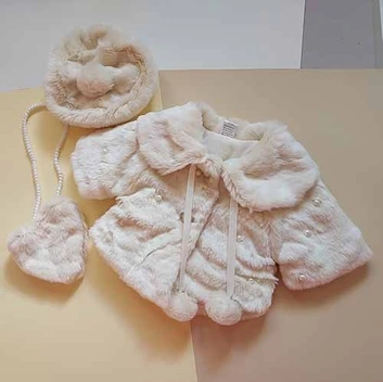 تصویر کت خز زمستانی دخترانه به همراه کلاه فرانسوی و کیف 